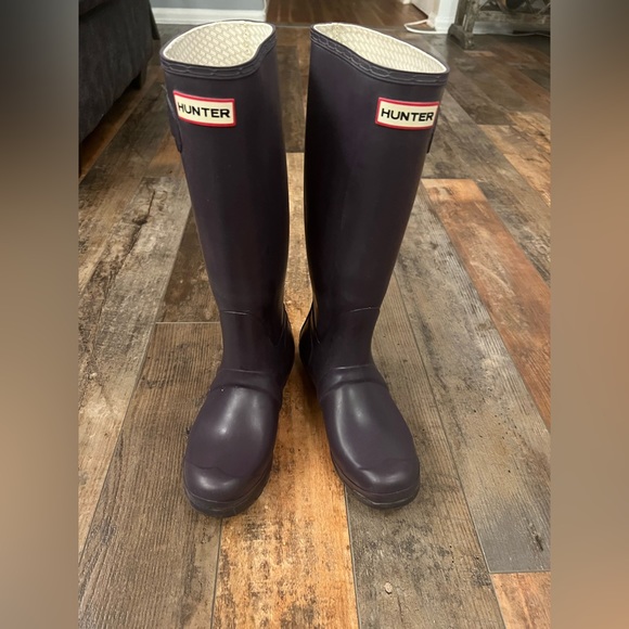 Hunter Dark Purple Rain Boots. Size 7 - Picture 4 of 4